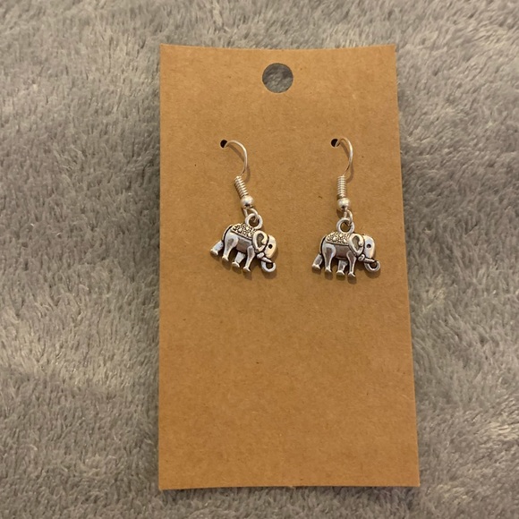 Dainty elephant earrings - Picture 1 of 3